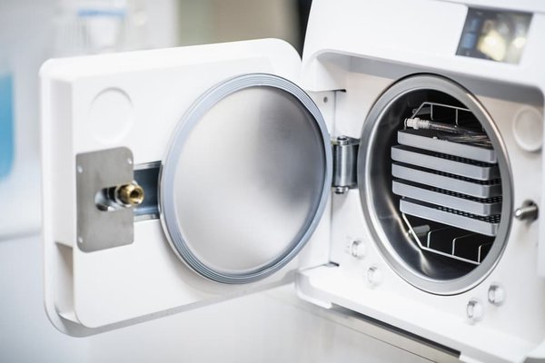 Quelles sont les précautions à prendre lors de la stérilisation des endoscopes sensibles à la chaleur ?